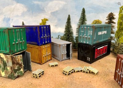 20FT SHIPPING CONTAINER AND PALLETS